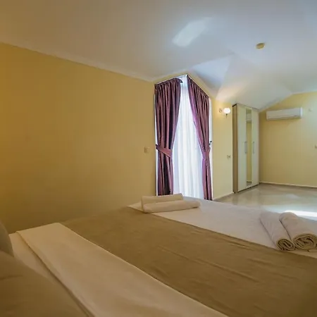 Calis'ta Denize Sifir 8 Kisilik Pearl 9 Villa