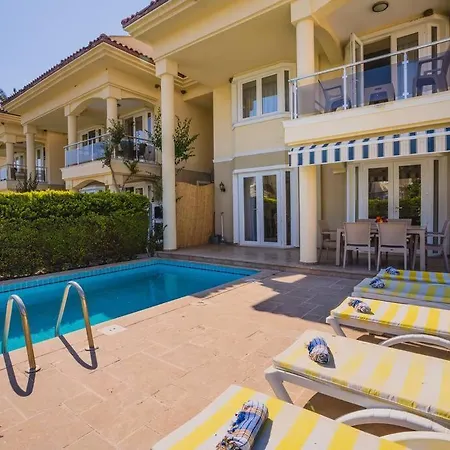 çalış'ta Denize Sıfır 8 Kişilik Pearl 9 Villa *